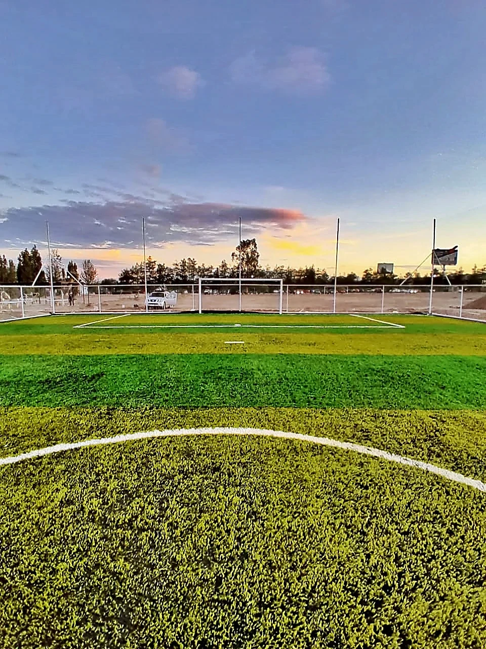 Cancha de fútbol 7 con pasto sintético en Instituto Tecnológico Superior de SLP, San Luis Potosí, San Luis Potosí: pasto sintético deportivo recién cepillado