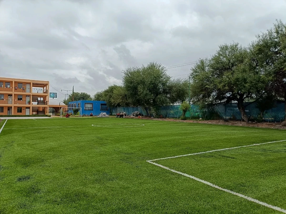 Cancha de fútbol 7 con pasto sintético en Matehuala, San Luis Potosí: la cancha desde la línea lateral