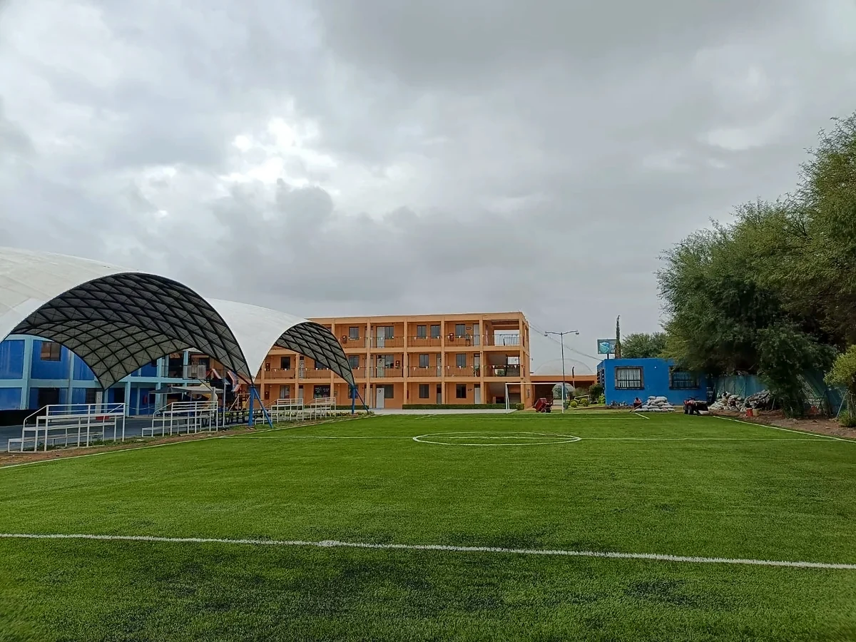 Cancha de fútbol 7 con pasto sintético en Matehuala, San Luis Potosí: pasto sintético deportivo recién cepillado