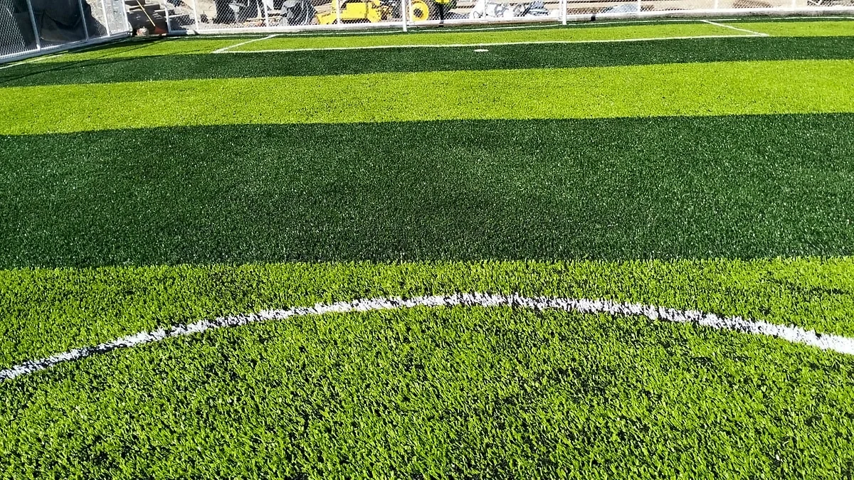 Detalle del pasto sintético de la cancha de fútbol 7 en San Ciro de Acosta, San Luis Potosí