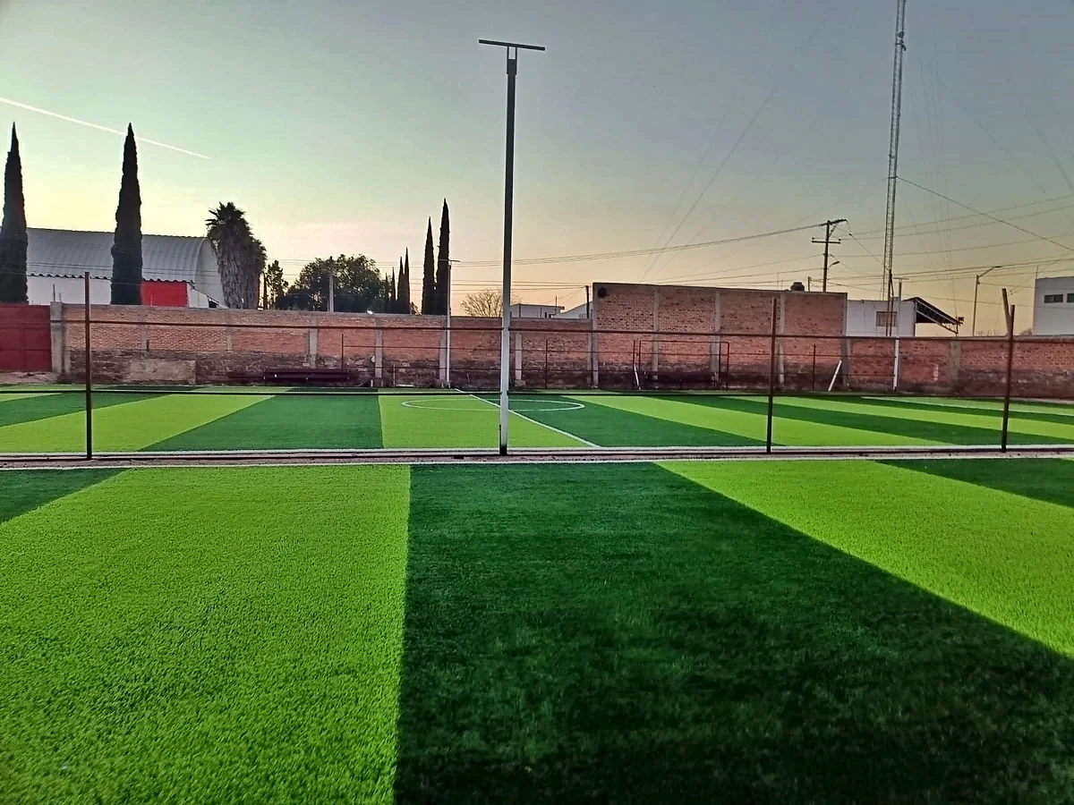 Detalle del pasto sintético de la cancha de fútbol 7 en Soledad de Graciano Sánchez, San Luis Potosí