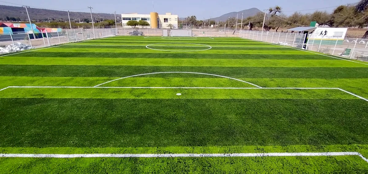 Cancha de fútbol 7 con pasto sintético en Unidad Deportiva de Rayón, San Luis Potosí: líneas de juego insertadas en el mismo pasto