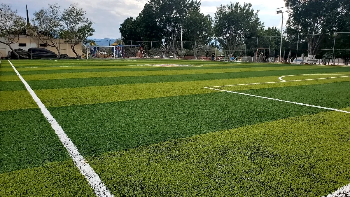 Cancha de fútbol 7 con pasto sintético en Unidad Deportiva Ernesto Canto, San Ciro de Acosta, San Luis Potosí: líneas de juego insertadas en el mismo pasto