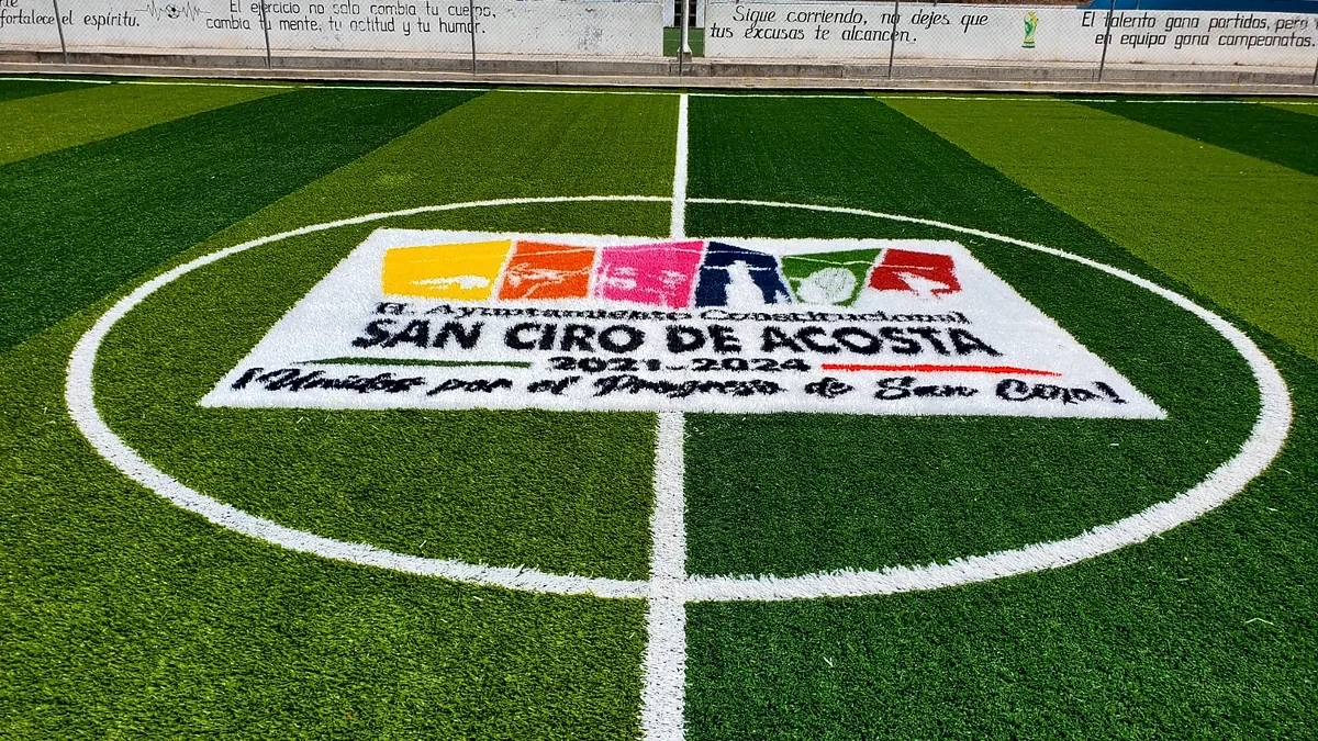Cancha de fútbol 7 con pasto sintético en Unidad Deportiva Ernesto Canto, San Ciro de Acosta, San Luis Potosí: otra vista de la cancha de fútbol 7