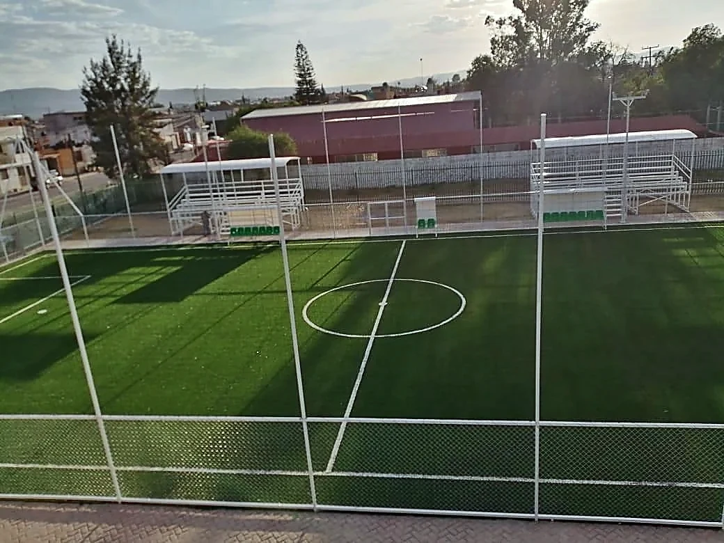 Cancha de fútbol 7 con pasto sintético en Unidad Deportiva San Luis, Soledad de Graciano Sánchez, San Luis Potosí: líneas de juego insertadas en el mismo pasto