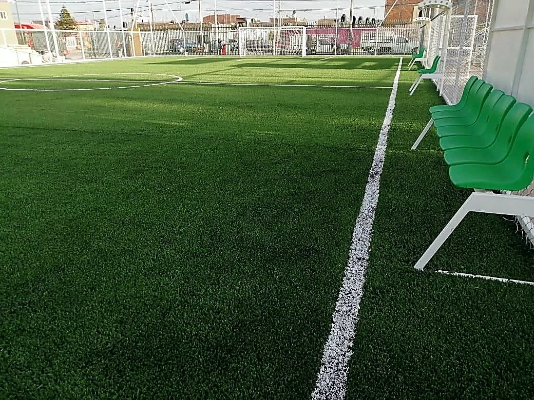 Cancha de fútbol 7 con pasto sintético en Unidad Deportiva San Luis, Soledad de Graciano Sánchez, San Luis Potosí: la cancha desdel fondo