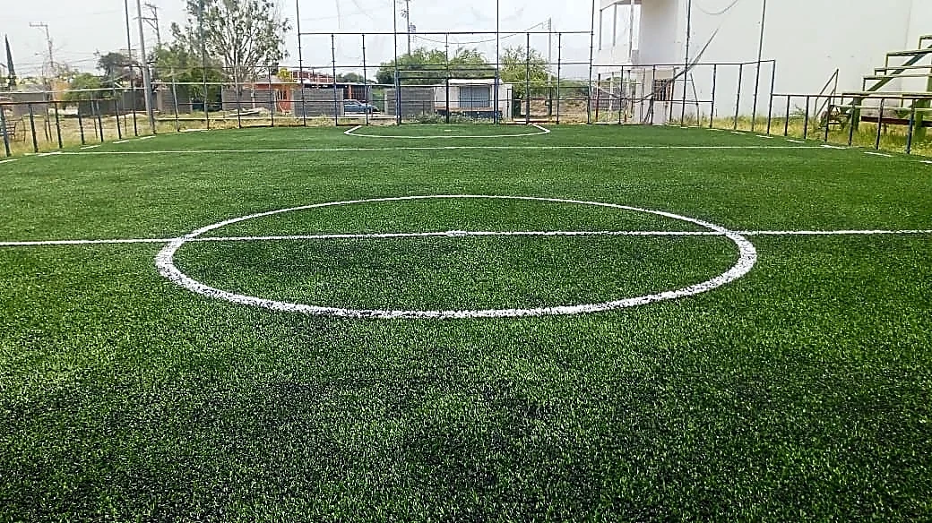 Cancha de fútbol rápido con pasto sintético en Avance, Cerritos, San Luis Potosí: líneas de juego insertadas en el pasto