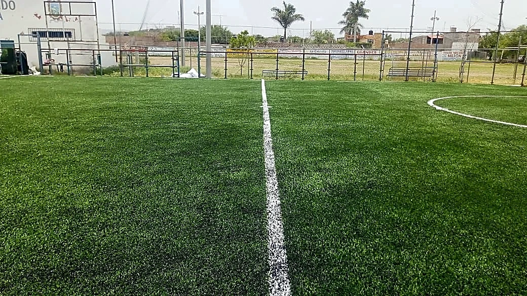 Detalle del pasto sintético de la cancha de fútbol rápido en Cerritos, San Luis Potosí