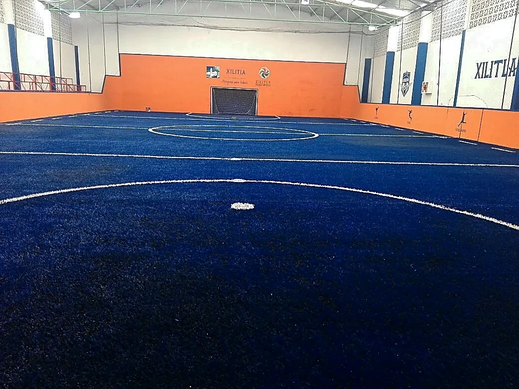 Cancha de fútbol rápido con pasto sintético en Cancha Cozolitos (pasto azul), Xilitla, San Luis Potosí: líneas de juego insertadas en el pasto