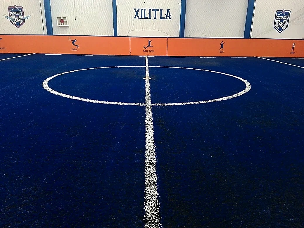Detalle del pasto sintético de la cancha de fútbol rápido en Xilitla, San Luis Potosí
