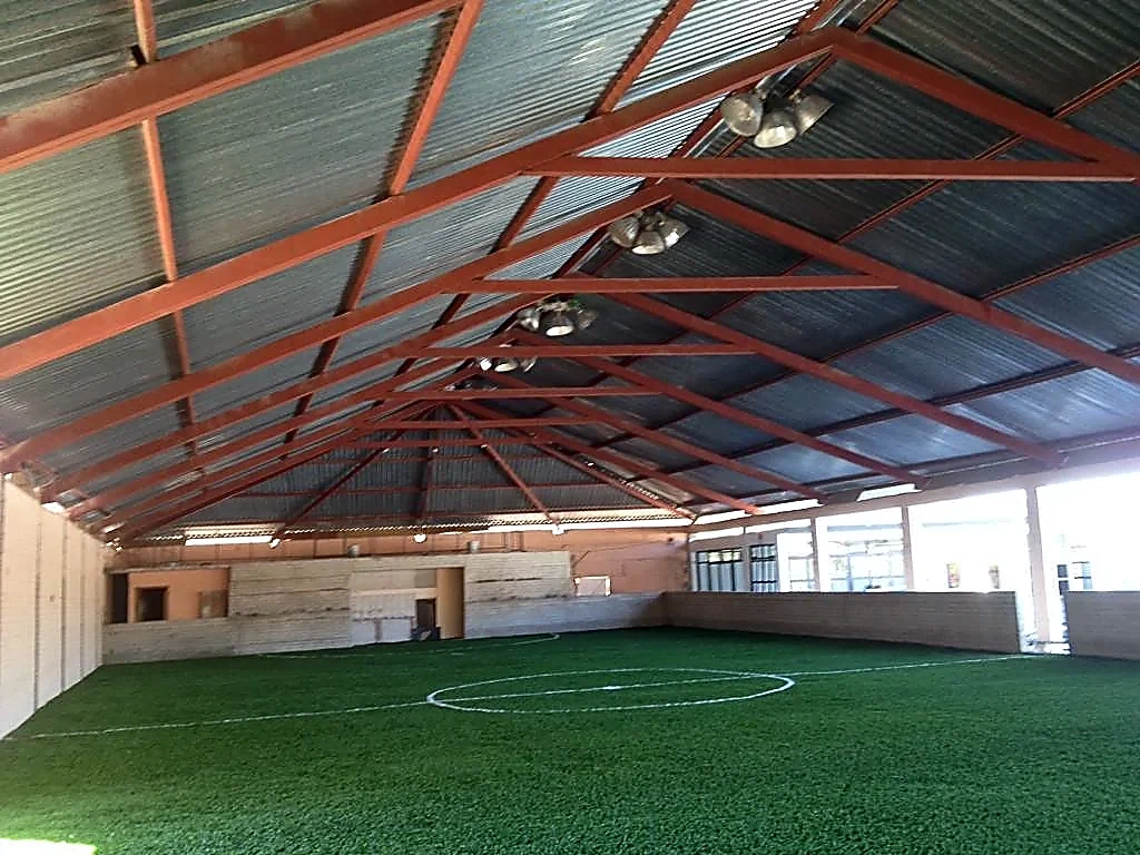 Cancha de fútbol rápido con pasto sintético bajo techo en Cárdenas