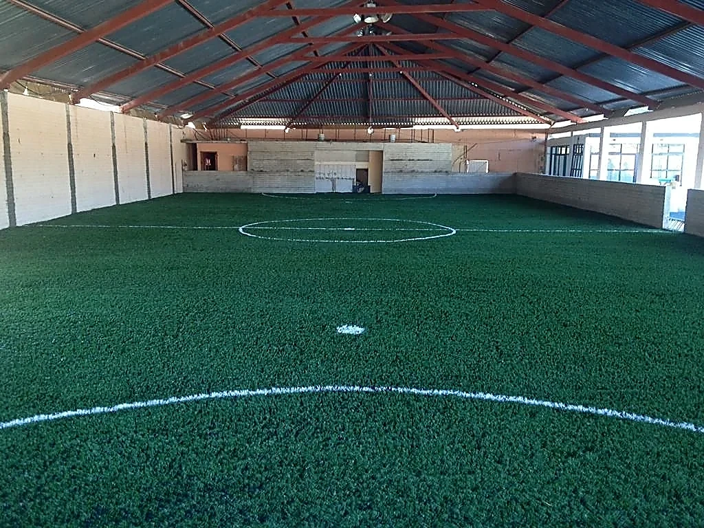 Cancha de fútbol rápido con pasto sintético bajo techo en Cárdenas