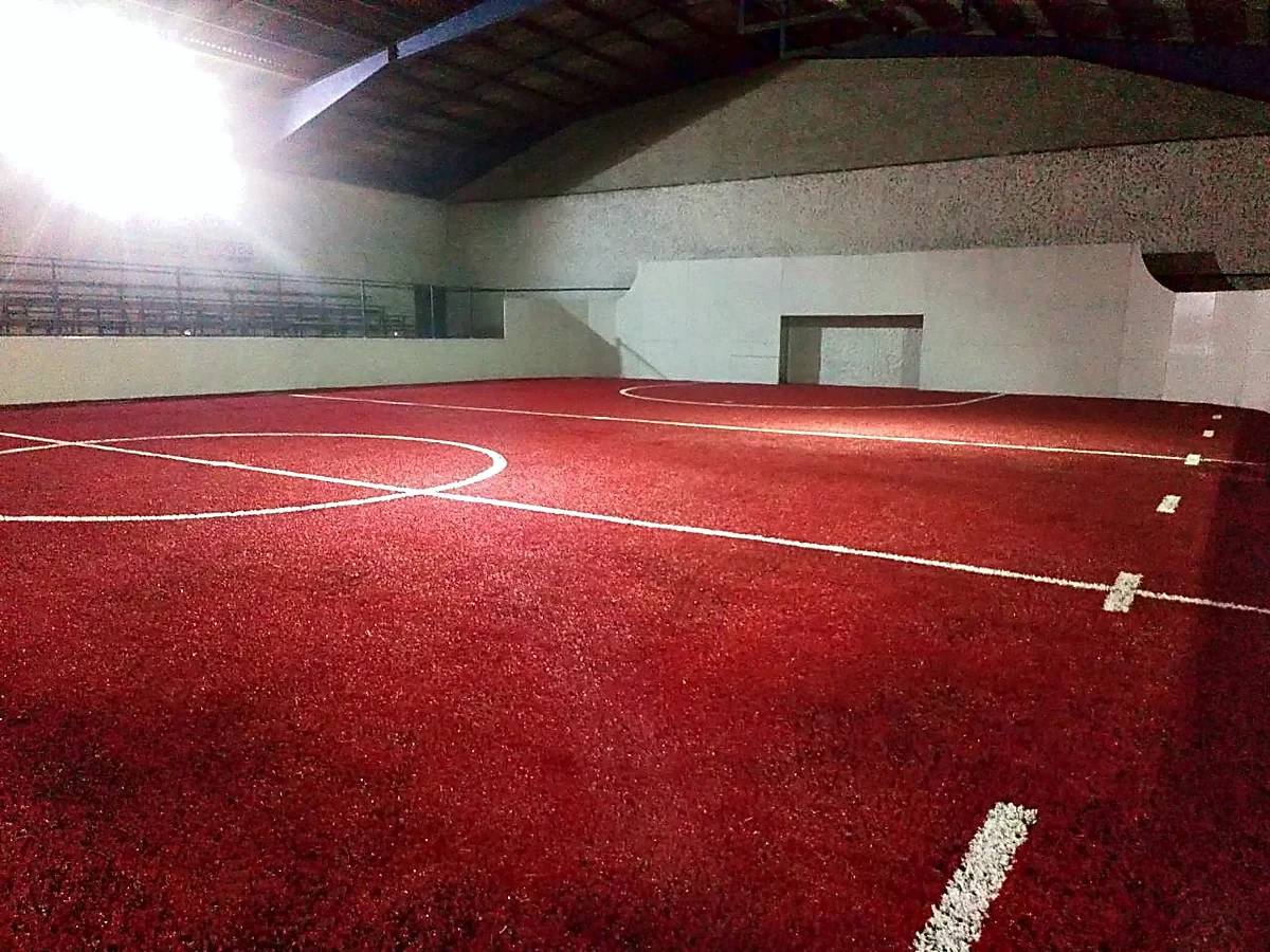 Cancha de fútbol rápido con pasto sintético en Deportivo Astrogol (pasto rojo), Soledad de Graciano Sánchez, San Luis Potosí: líneas de juego insertadas en el pasto