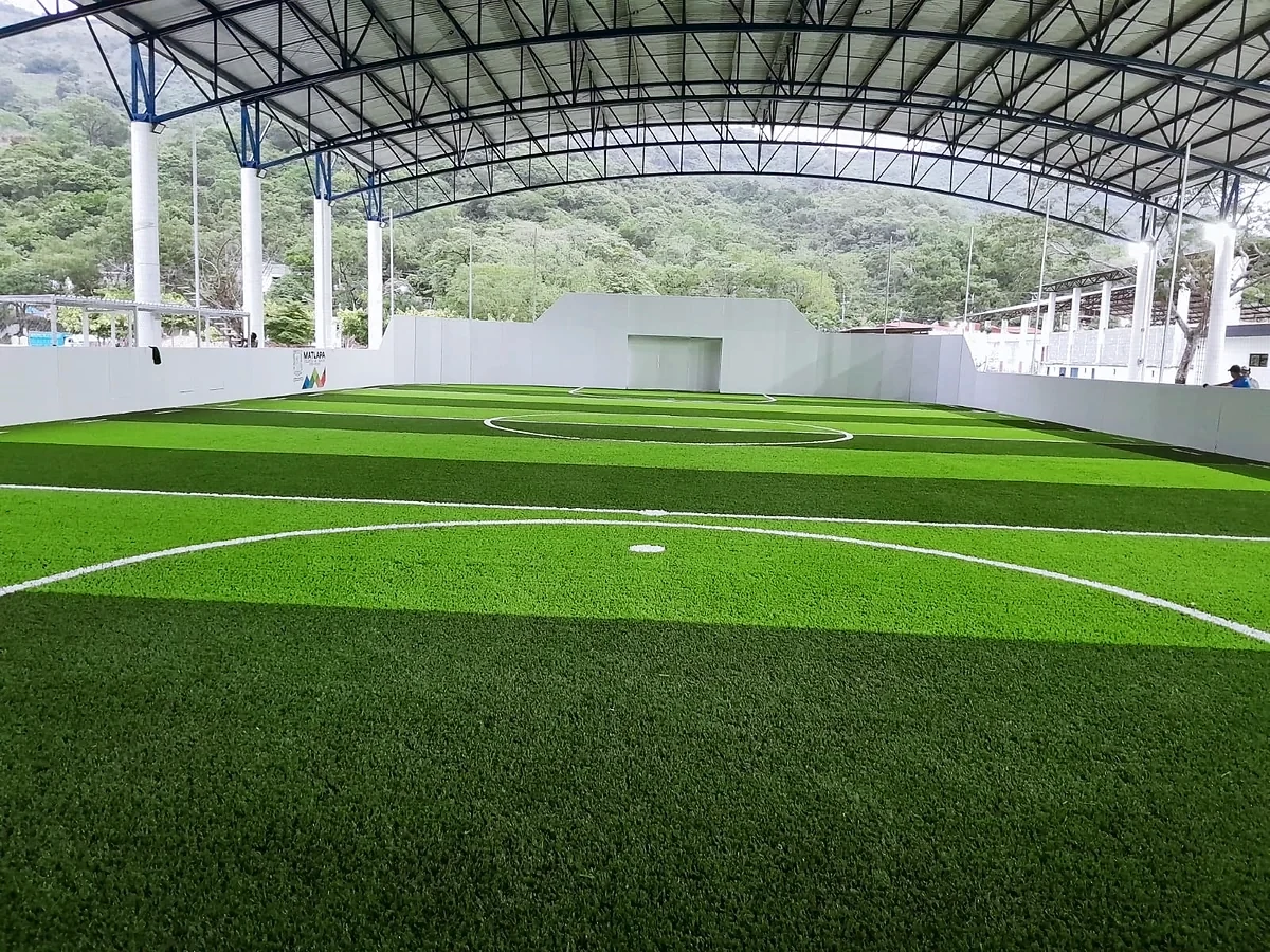 Cancha de fútbol rápido con pasto sintético en Matlapa, San Luis Potosí
