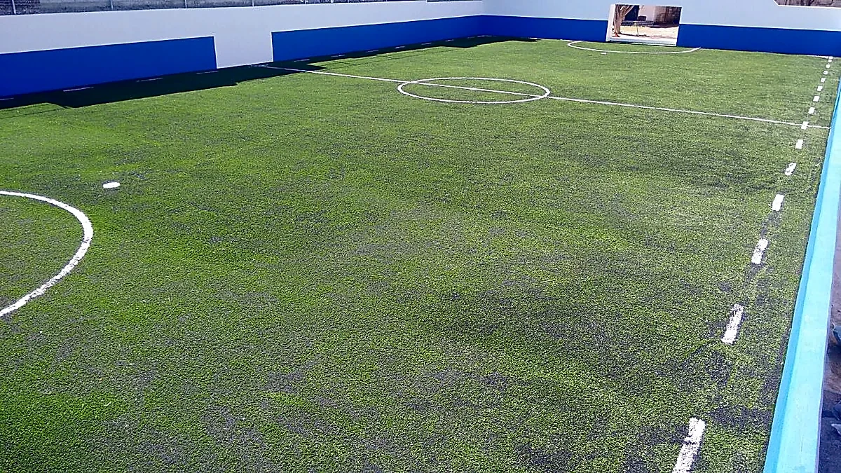 Detalle del pasto sintético de la cancha de fútbol rápido en Rioverde, San Luis Potosí