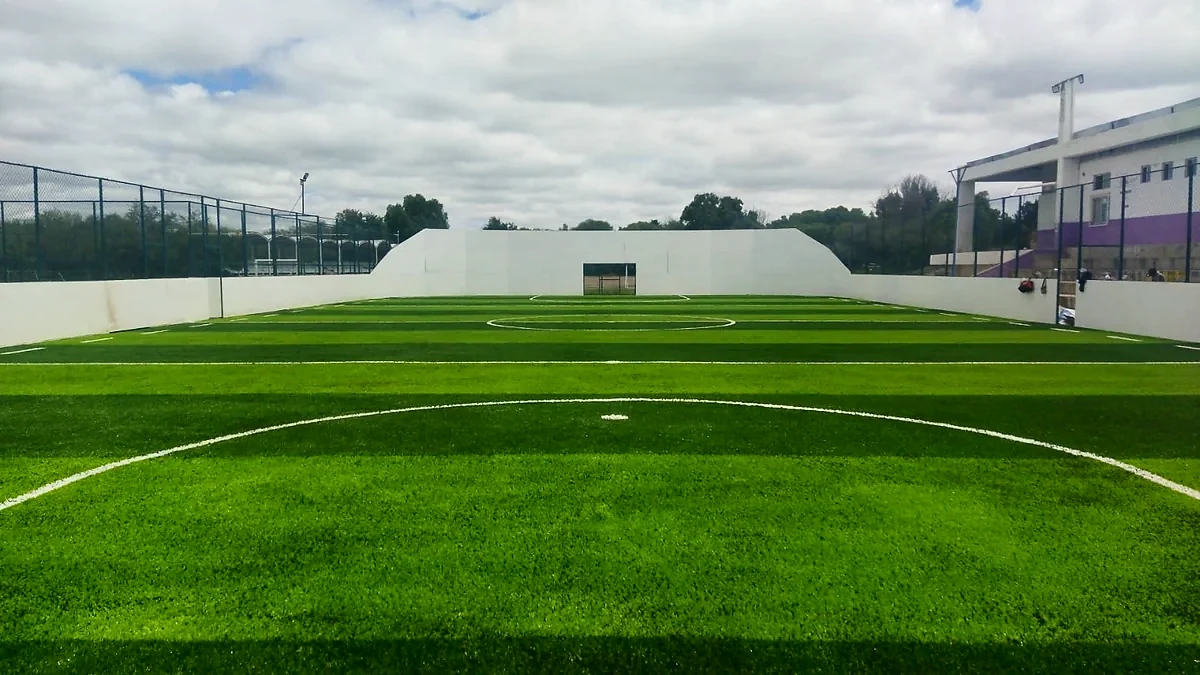 Cancha de fútbol rápido con pasto sintético en Salinas