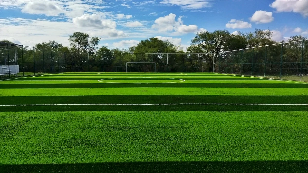 Cancha de fútbol rápido con pasto sintético en Salinas