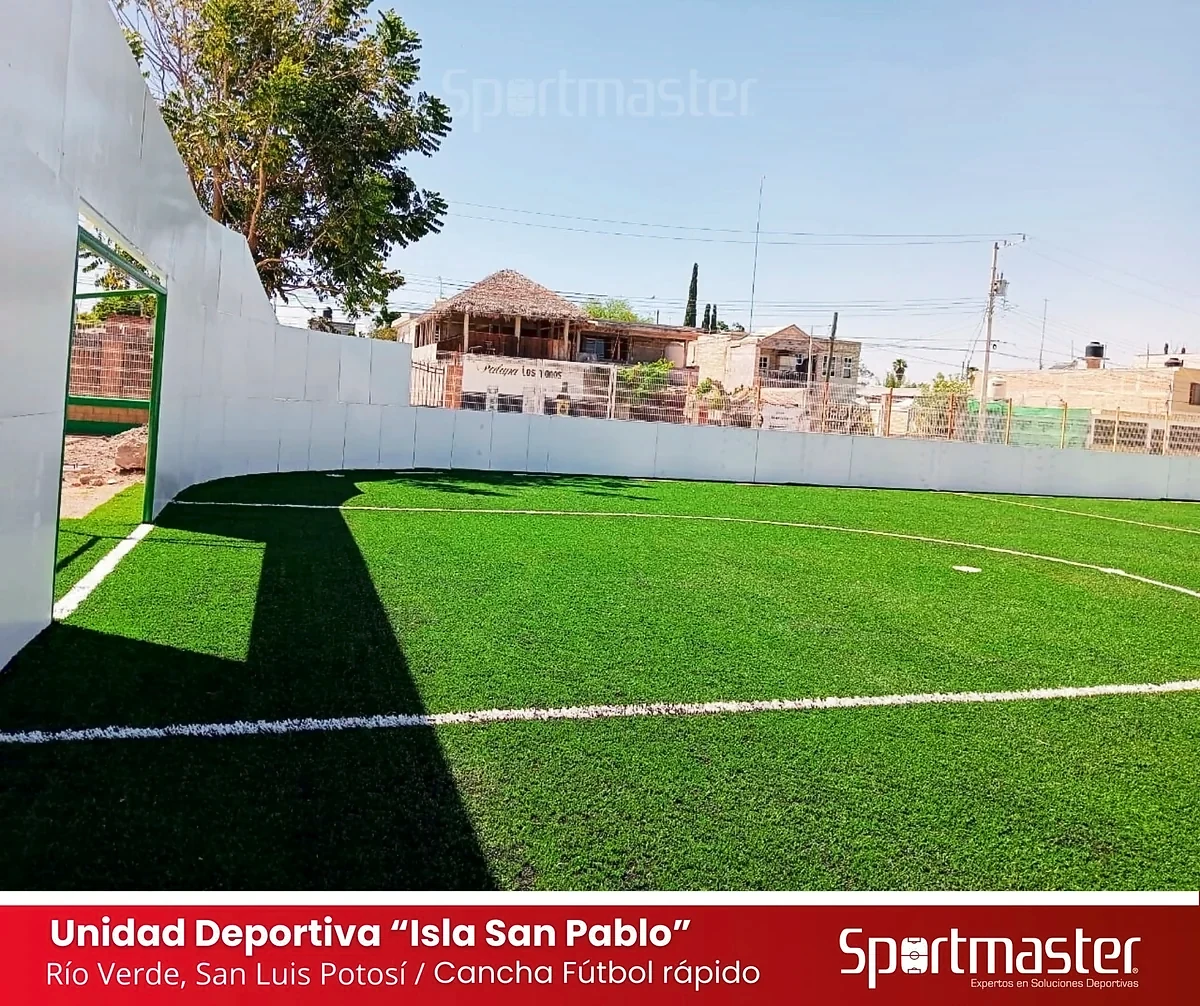 Detalle del pasto sintético de la cancha de fútbol rápido en Río Verde, San Luis Potosí