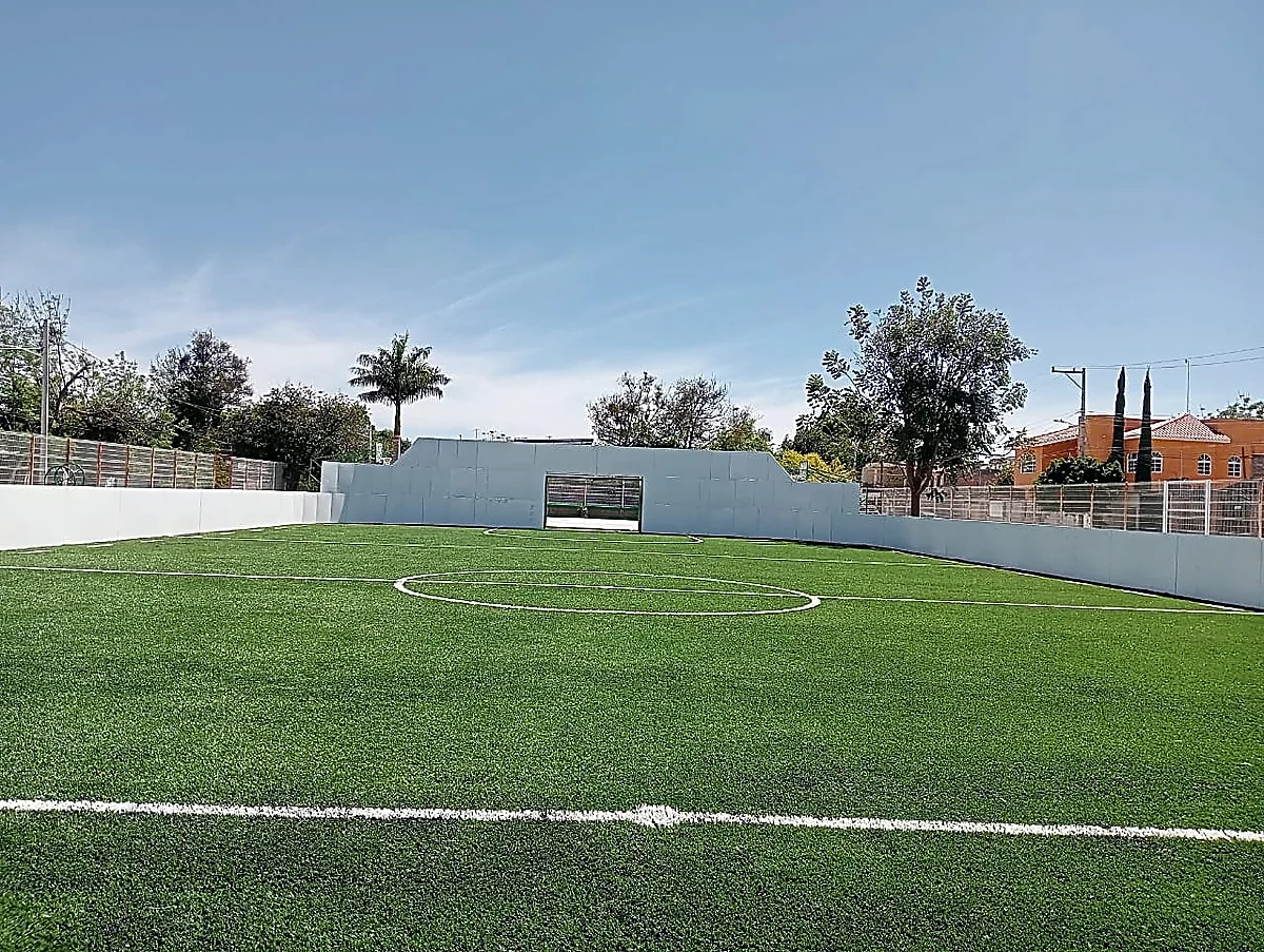 Cancha de fútbol rápido con pasto sintético en Unidad Deportiva Isla San Pablo, Rioverde