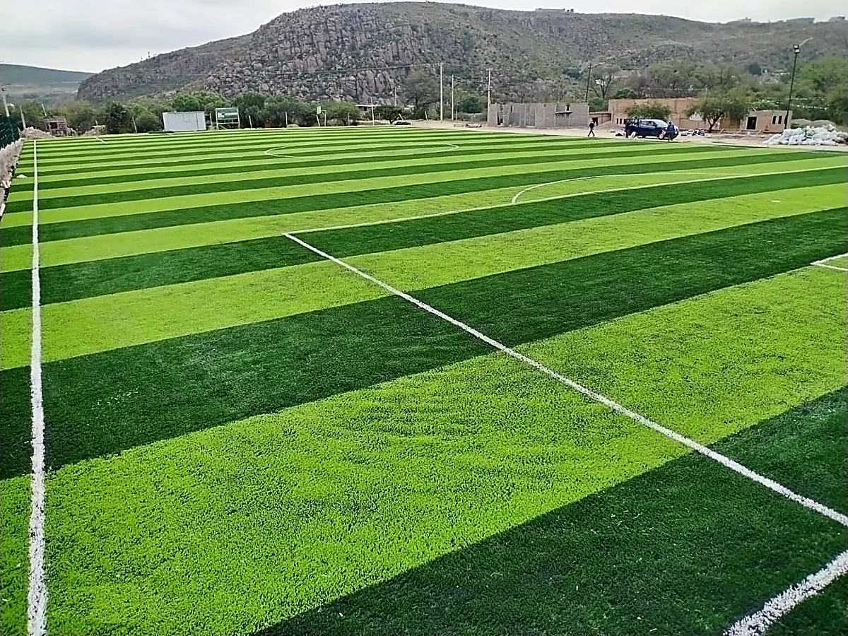 Cancha de fútbol soccer con pasto sintético en Cancha Escalerillas, San Luis Potosí, San Luis Potosí: otra vista de la cancha