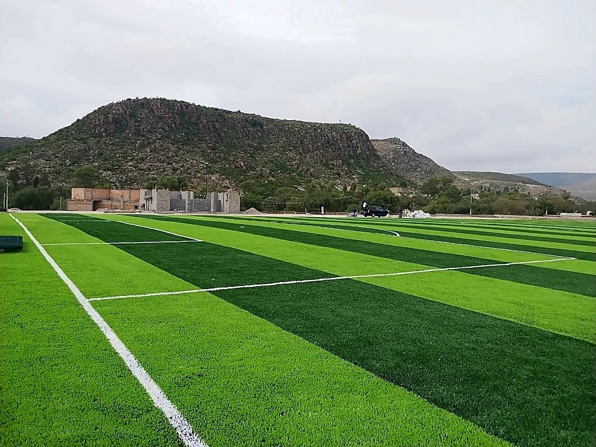 Cancha de fútbol soccer con pasto sintético en Cancha Escalerillas, San Luis Potosí, San Luis Potosí: la cancha desdel fondo