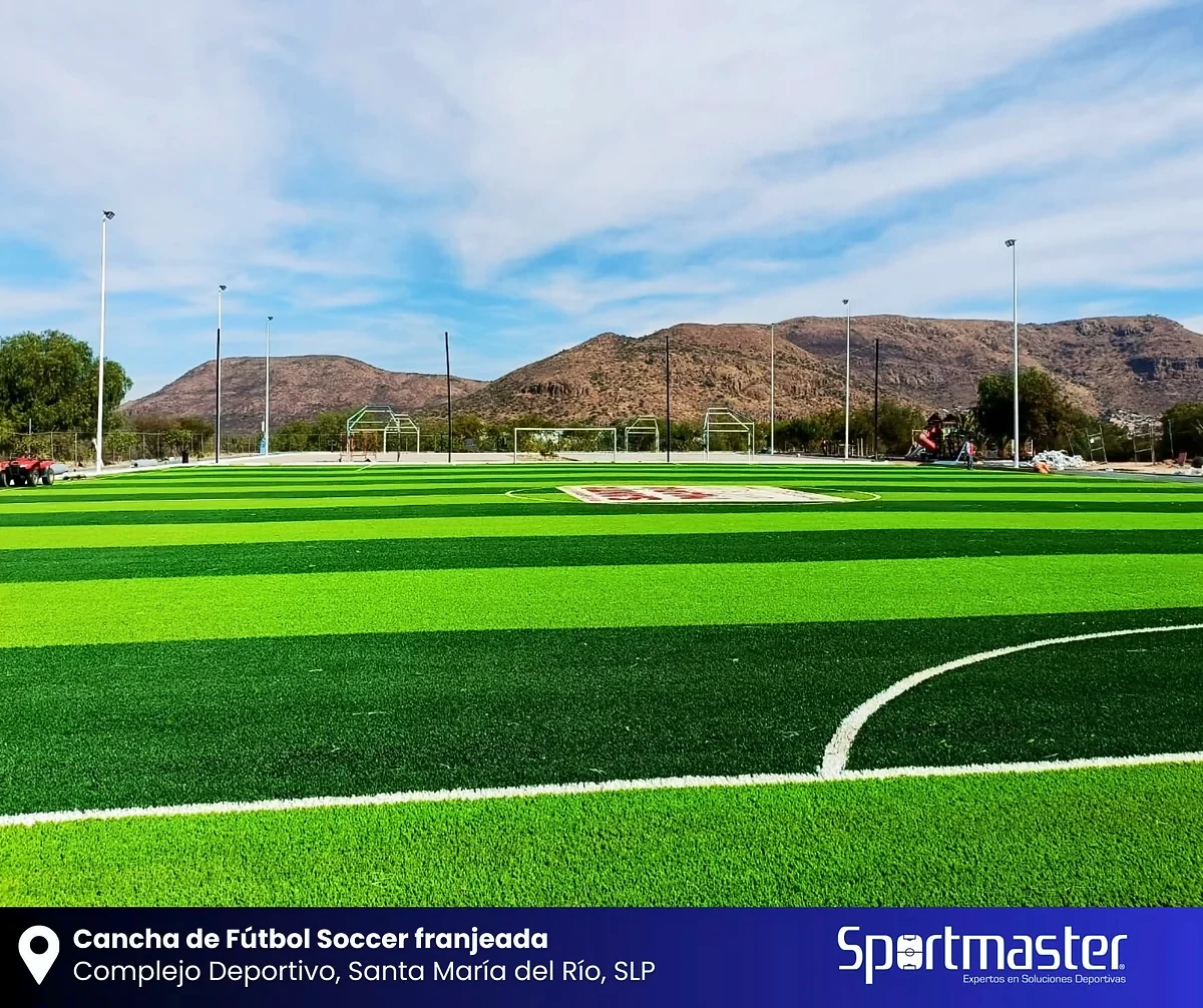 Cancha de fútbol soccer con pasto sintético en Complejo Deportivo Santa María del Río, San Luis Potosí: líneas de juego insertadas en el pasto