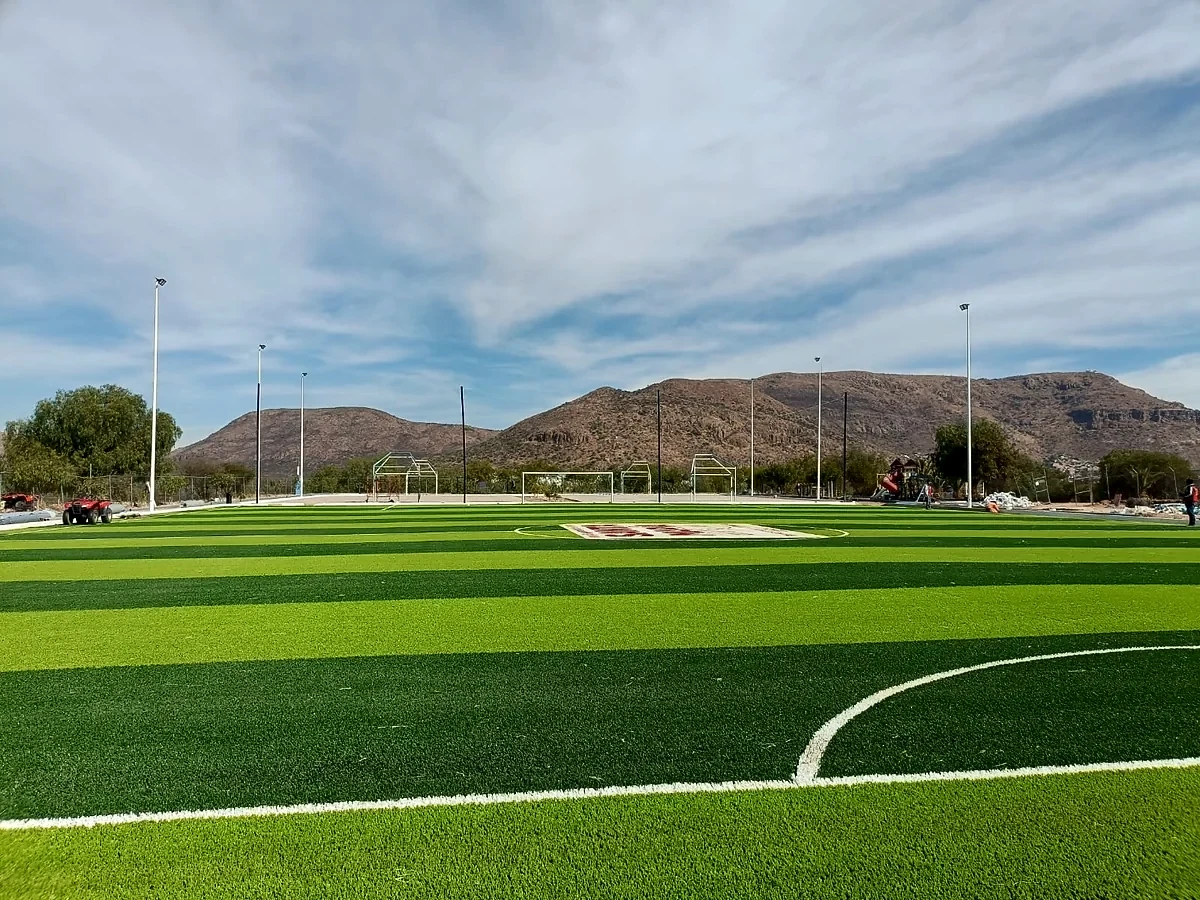 Cancha de fútbol soccer con pasto sintético en Santa María del Río, San Luis Potosí: líneas de juego insertadas en el pasto
