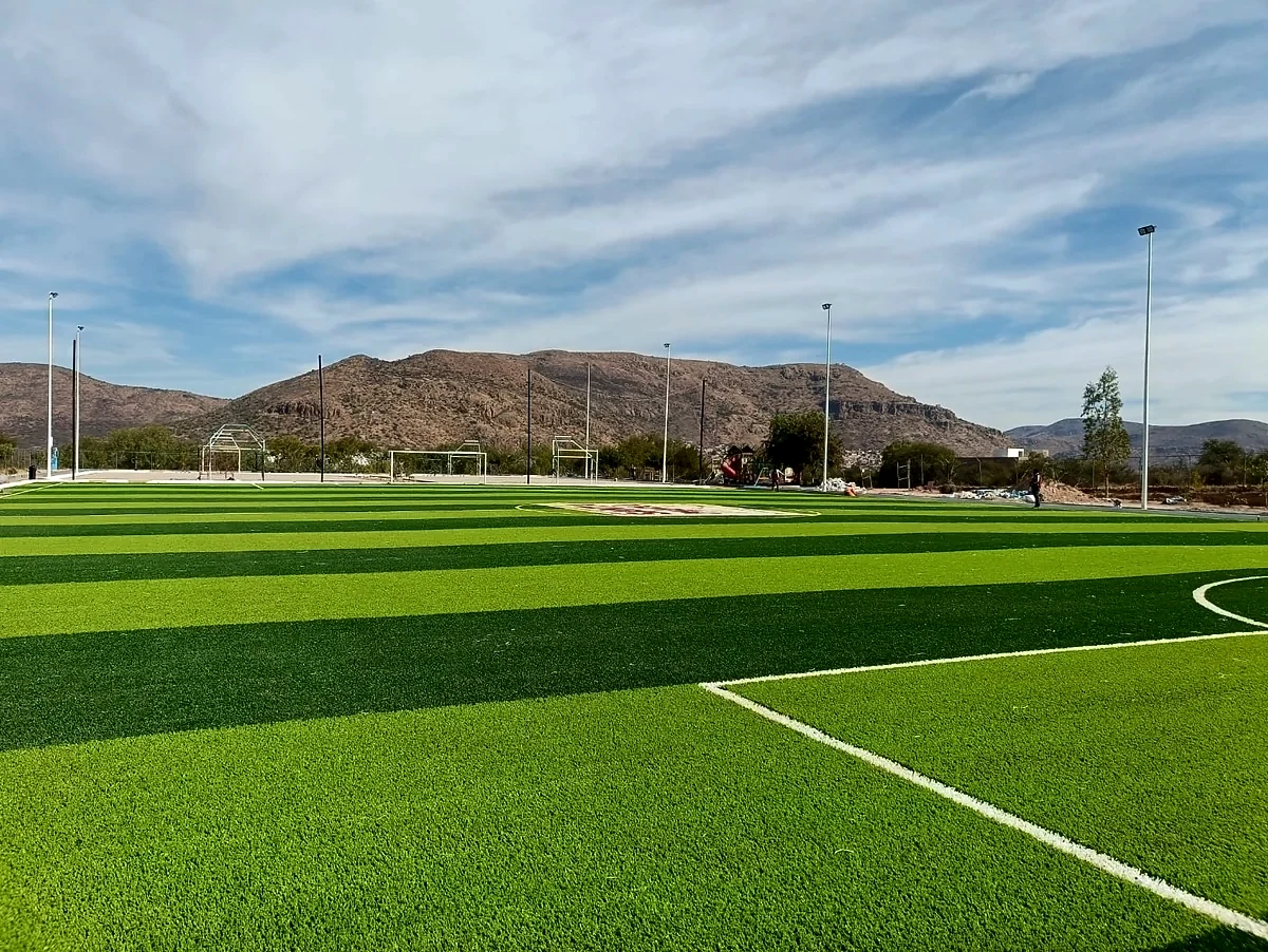 Cancha de fútbol soccer con pasto sintético en Santa María del Río, San Luis Potosí: la cancha desde la línea lateral