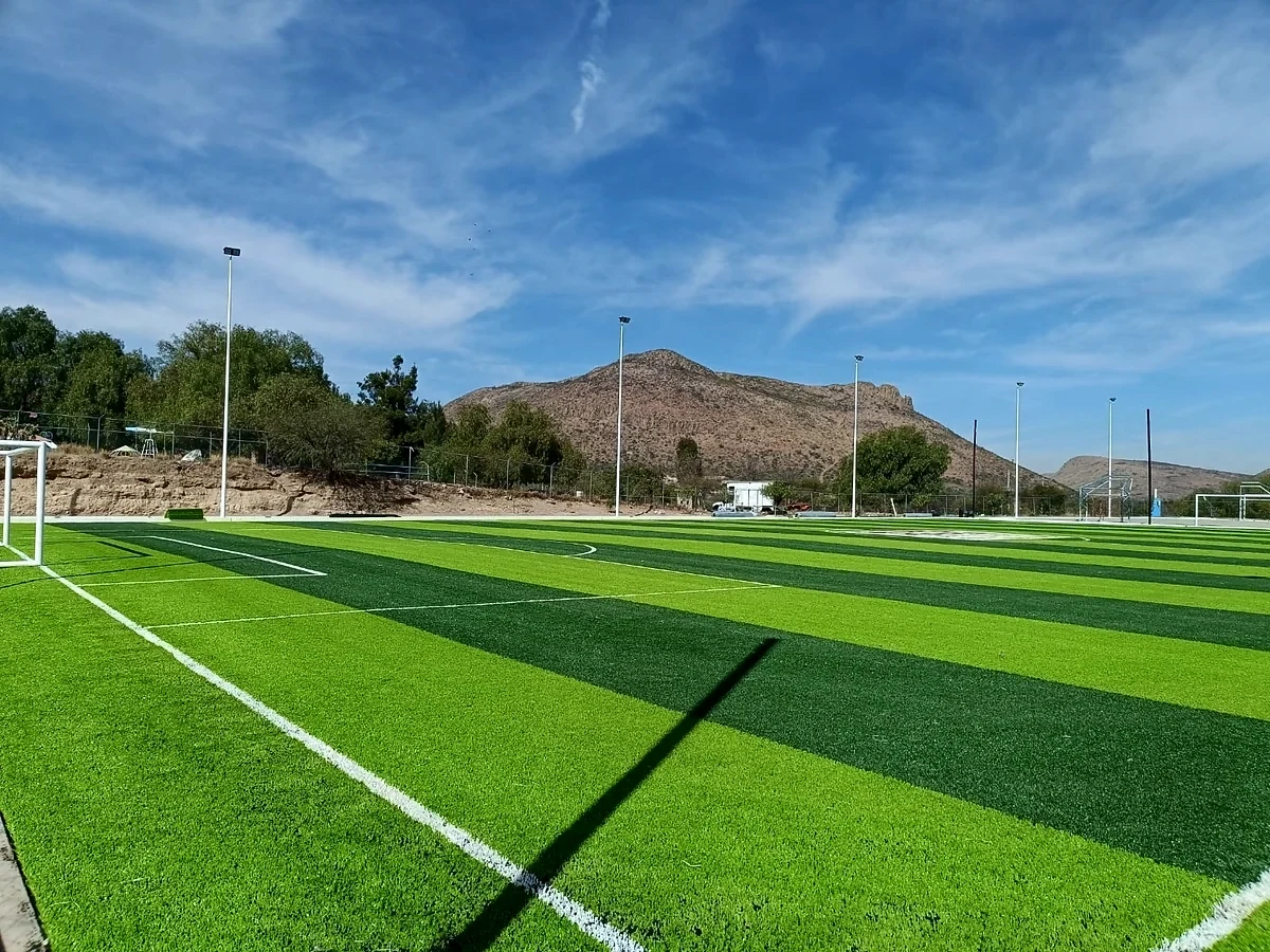 Cancha de fútbol soccer con pasto sintético en Santa María del Río, San Luis Potosí: otra vista de la cancha