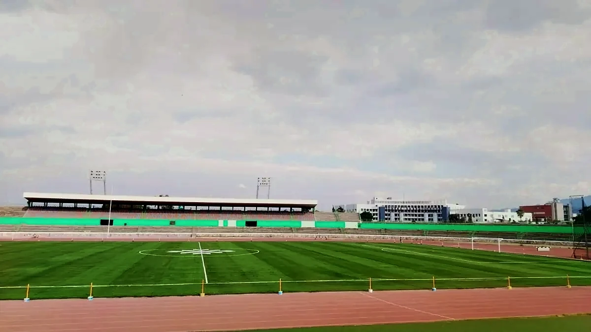Pasto sintético y pista de atletismo del Estadio Plan de San Luis, San Luis Potosí