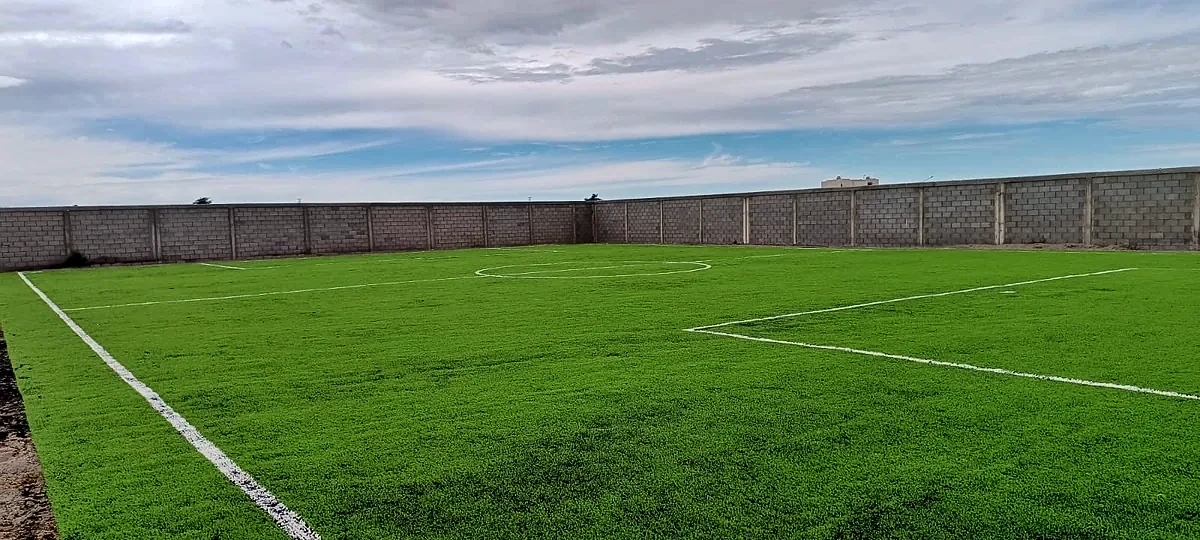 Cancha de fútbol 7 con pasto sintético en Campestre 53 los Mochis