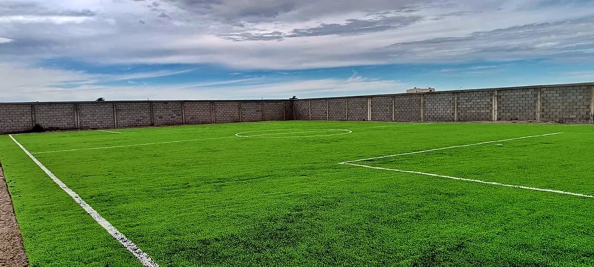 Cancha de fútbol 7 con pasto sintético en Campestre 53 los Mochis, Sinaloa: líneas de juego insertadas en el mismo pasto