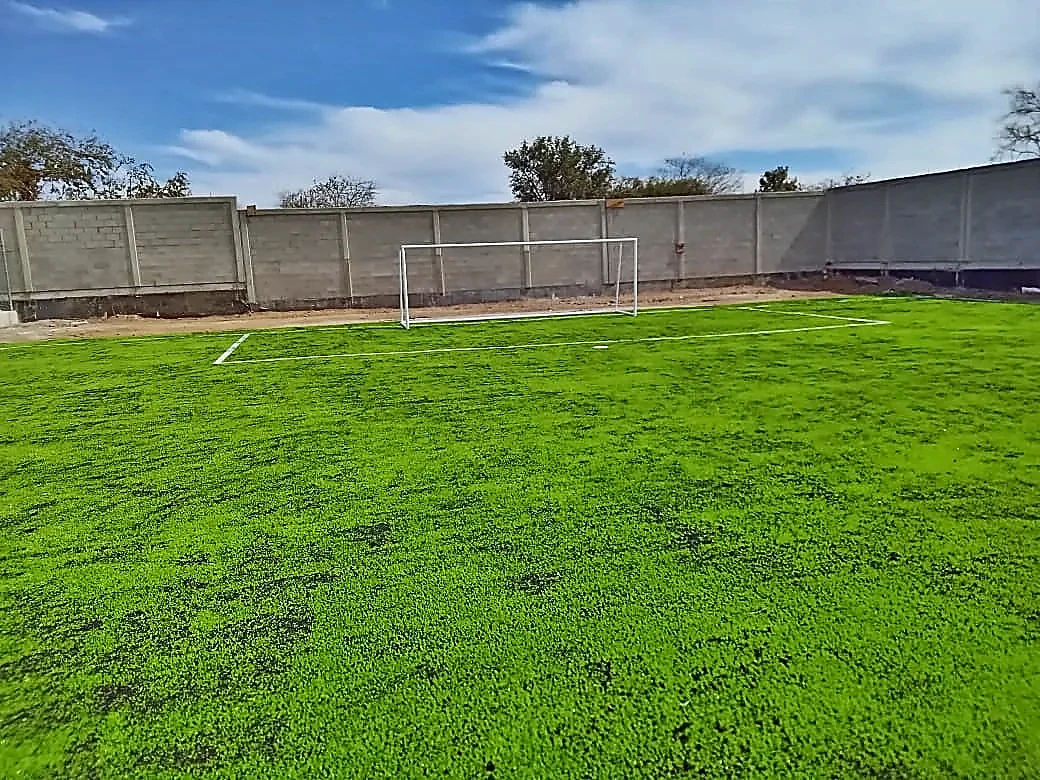 Cancha de fútbol 7 con pasto sintético en Campestre 53, Mazatlán, Sinaloa: la cancha desde la línea lateral