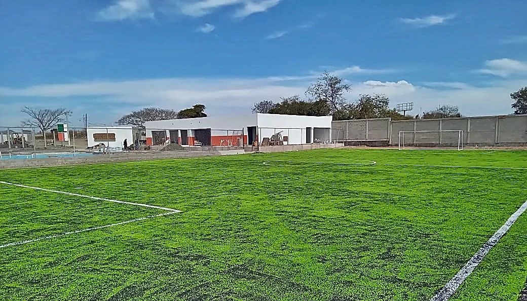 Cancha de fútbol 7 con pasto sintético en Campestre 53, Mazatlán, Sinaloa: pasto sintético deportivo recién cepillado