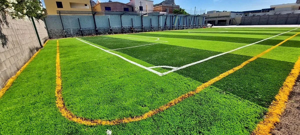 Cancha de fútbol 5 con pasto sintético en Instituto Regional Norte A.c., Guaymas, Sonora: pasto sintético deportivo recién cepillado