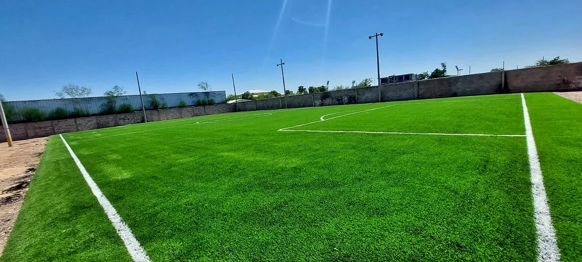 Cancha de fútbol 7 con pasto sintético en Hermosillo, Sonora: la cancha desde la línea lateral