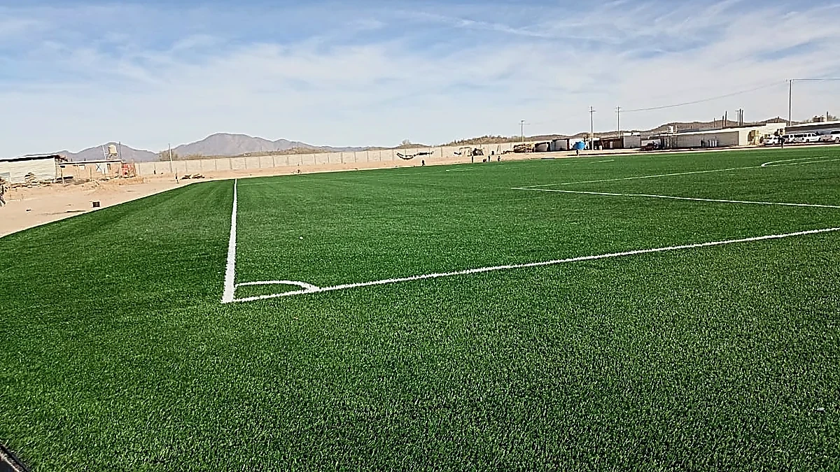 Cancha de fútbol soccer con pasto sintético en Caborca, Sonora: líneas de juego insertadas en el pasto