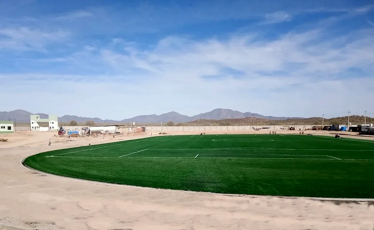 Detalle del pasto sintético de la cancha de fútbol soccer en Caborca, Sonora