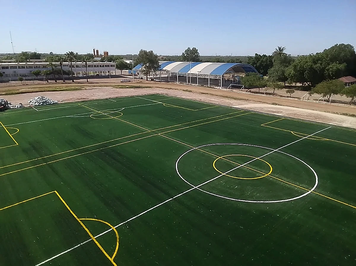 Cancha de fútbol soccer con pasto sintético en Colegio Teresiano de la Veracruz, Ciudad Obregón, Sonora: la cancha desde la línea lateral