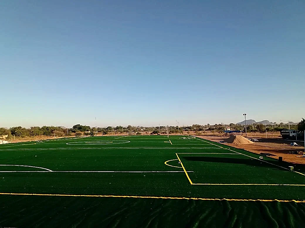 Cancha de fútbol soccer con pasto sintético en Colegio Teresiano de la Veracruz, Ciudad Obregón, Sonora: vista de la cancha y su entorno