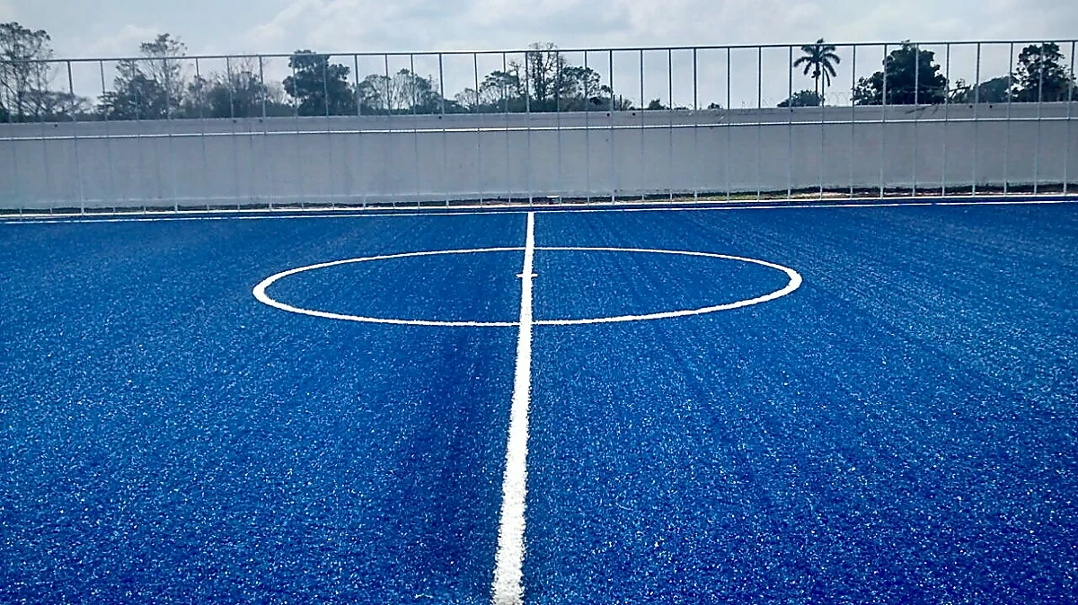 Cancha de fútbol 7 con pasto sintético en Área Recreativa Unidad y Compromiso (pasto azul), Villahermosa, Tabasco: vista de la cancha y su entorno