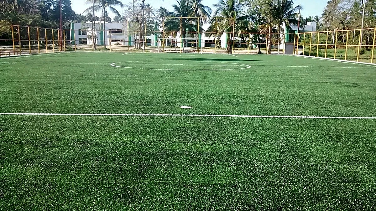 Cancha de fútbol 7 con pasto sintético en Universidad Politécnica del Golfo de México, Paraíso, Tabasco: líneas de juego insertadas en el mismo pasto