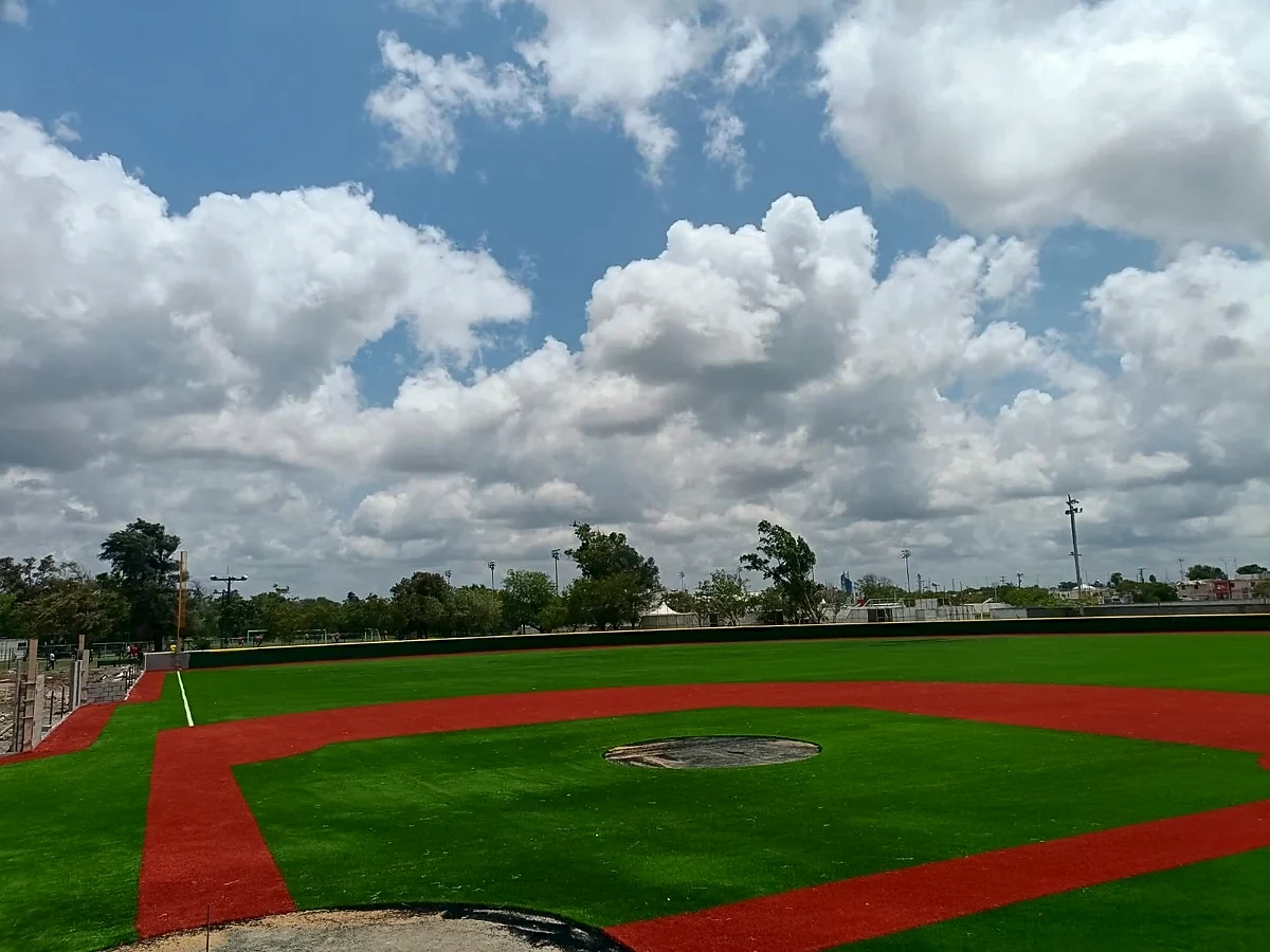 Campo de béisbol con pasto sintético en el Parque de Béisbol Felipe Braza, Matamoros
