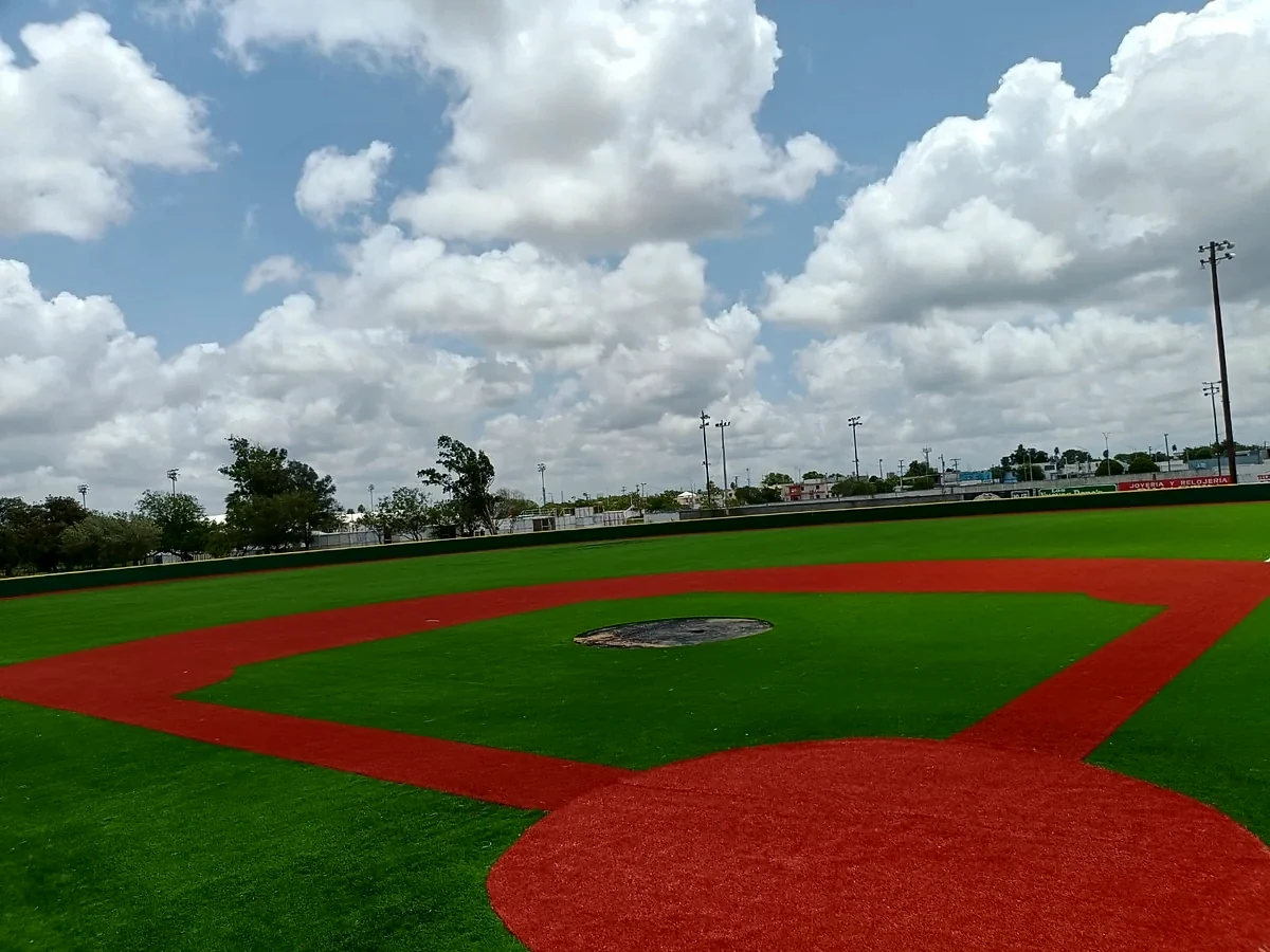 Campo de béisbol con pasto sintético y dugout en construcción en el Parque de Béisbol Felipe Braza, Matamoros, Tamaulipas