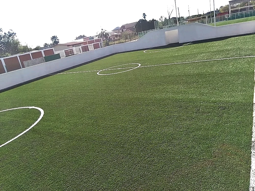 Cancha de fútbol 5 con pasto sintético en Campo Deportivo Nuevo Amanecer, Ciudad Mier, Tamaulipas: la cancha desde la línea lateral