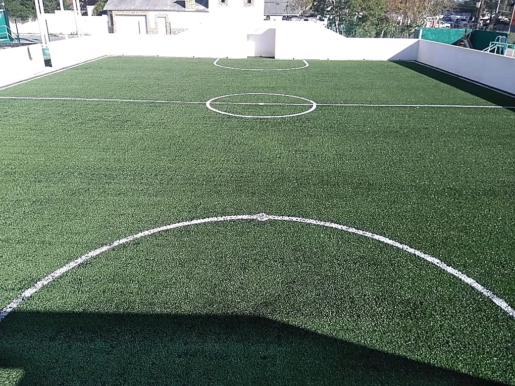 Cancha de fútbol 5 con pasto sintético en Campo Deportivo Nuevo Amanecer, Ciudad Mier, Tamaulipas: otra vista de la cancha