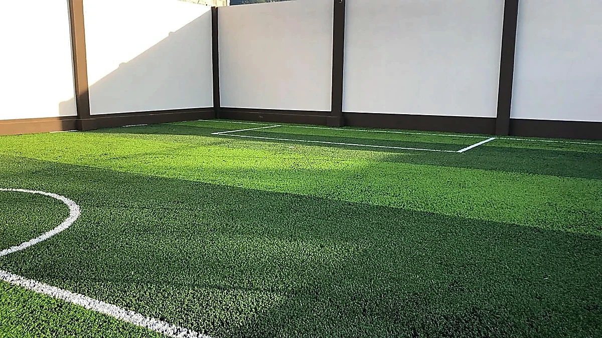 Cancha de fútbol 5 con pasto sintético en Cancha Deportiva Altavista, Ciudad Victoria, Tamaulipas: otra vista de la cancha