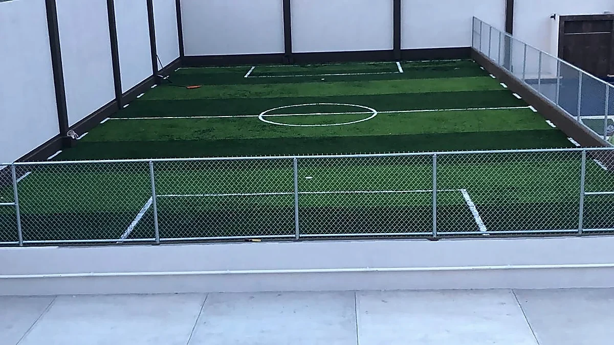 Cancha de fútbol 5 con pasto sintético en Cancha Deportiva Altavista, Ciudad Victoria, Tamaulipas: pasto sintético deportivo recién cepillado