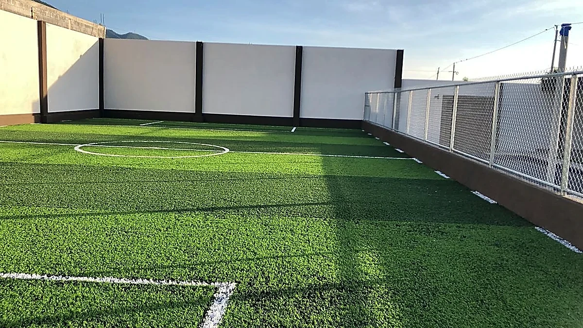 Detalle del pasto sintético de la cancha de fútbol 5 en Ciudad Victoria, Tamaulipas