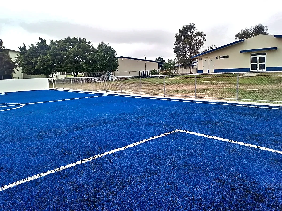 Cancha de fútbol 5 con pasto sintético en Colegio Nuevo Santander, Ciudad Victoria, Tamaulipas: la cancha desde la línea lateral